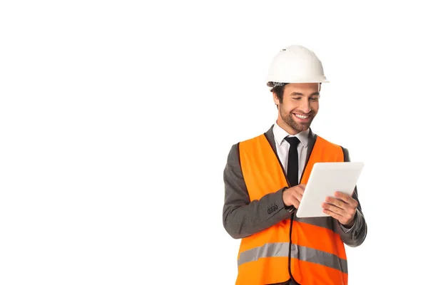 Glimlachend Ingenieur Veiligheidsvest Met Digitale Tablet Geïsoleerd Wit — Stockfoto