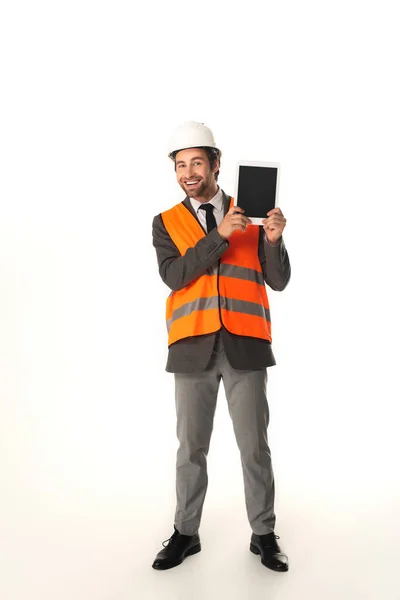 Longitud Completa Del Ingeniero Sonriente Con Tableta Digital Mirando Cámara — Foto de Stock