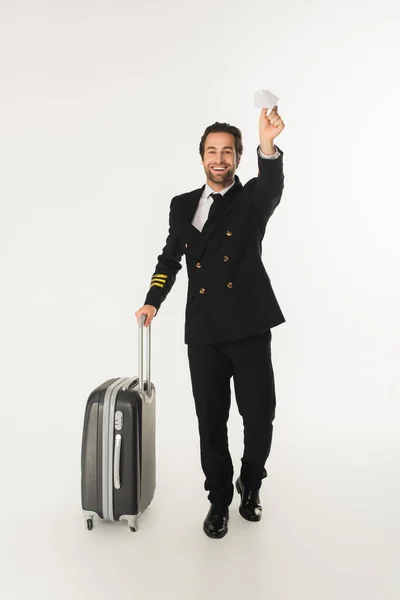 白い背景にスーツケースと紙飛行機と笑顔のアビエイター — ストック写真