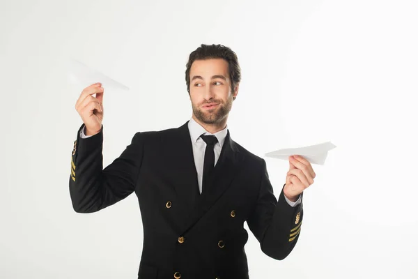 Genç Pilot Beyazda Izole Edilmiş Kağıt Uçaklarla Oynuyor — Stok fotoğraf
