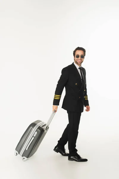 Pilote Souriant Dans Des Lunettes Soleil Tenant Une Valise Tout — Photo