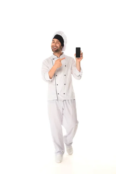 Uśmiechnięty Kucharz Wskazujący Smartfona Pustym Ekranem Białym Tle — Zdjęcie stockowe