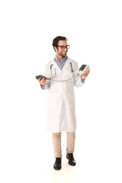 白い背景に電子式計測器を持つ陽気な医師 — ストック写真