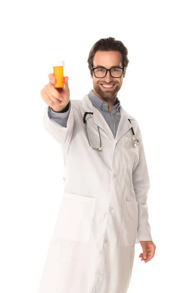 Médico Sorridente Segurando Frasco Borrado Com Pílulas Isoladas Branco — Fotografia de Stock