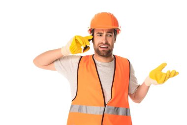 Akıllı telefondan konuşan kafası karışmış inşaatçı beyazda izole edilmiş. 