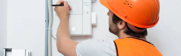 Werkman Veiligheidsvest Schrijft Schakelbord Banner — Stockfoto