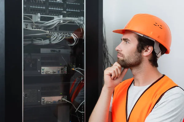 Zijaanzicht Van Pensive Workman Zoek Naar Schakelbord — Stockfoto