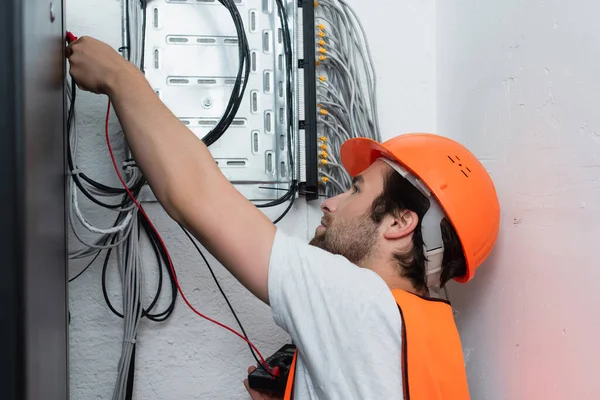 Vista Lateral Trabalhador Segurando Testador Elétrico Perto Quadro Comando — Fotografia de Stock