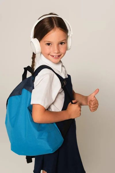 Glimlachend Schoolkind Koptelefoon Tonen Duim Omhoog Geïsoleerd Grijs — Stockfoto