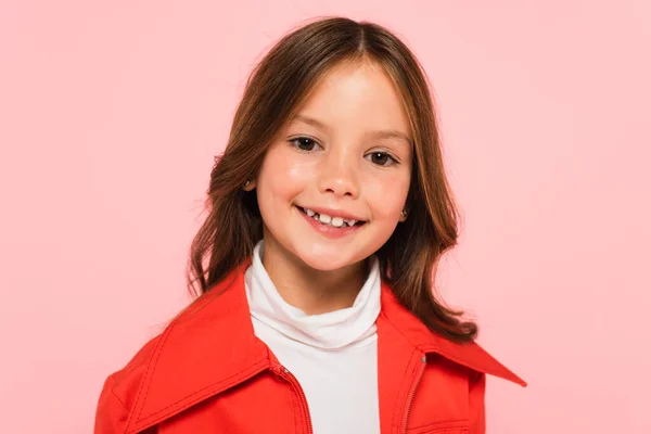 Boldog Gyermek Narancssárga Dzsekiben Mosolyog Kamera Elszigetelt Rózsaszín — Stock Fotó