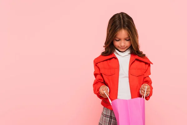 Ragazza Elegante Giacca Arancione Guardando Shopping Bag Isolato Rosa — Foto Stock