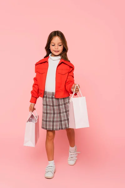 Chica Chaqueta Naranja Falda Cuadros Caminando Con Bolsas Compras Rosa — Foto de Stock