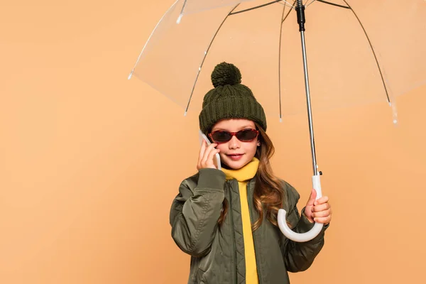 Bambino Elegante Occhiali Sole Che Parla Smartphone Sotto Ombrello Isolato — Foto Stock