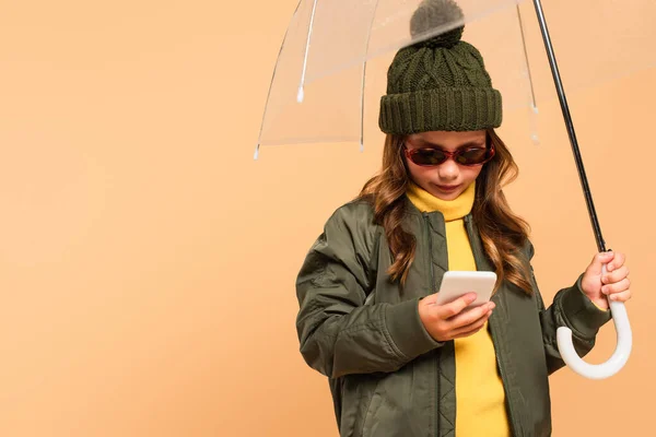 Ragazza Abito Autunno Alla Moda Occhiali Sole Utilizzando Smartphone Sotto — Foto Stock