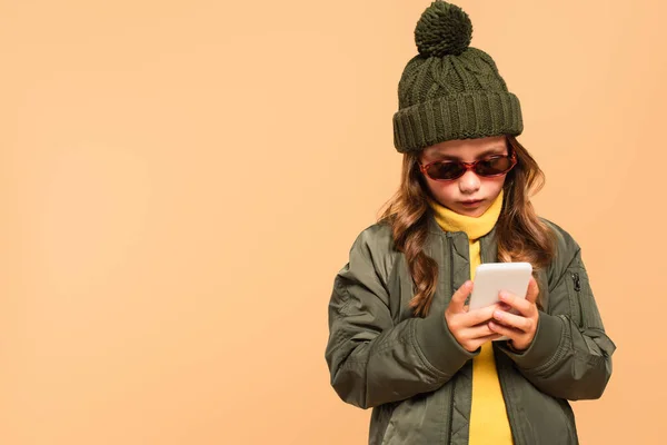 Chica Traje Otoño Moda Gafas Sol Usando Teléfono Inteligente Aislado — Foto de Stock