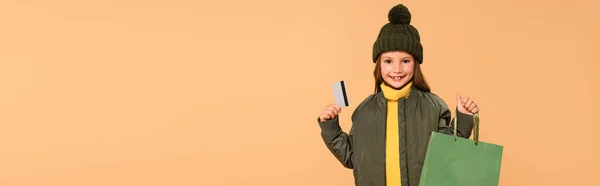 Menina Feliz Elegante Com Saco Compras Cartão Crédito Isolado Bege — Fotografia de Stock