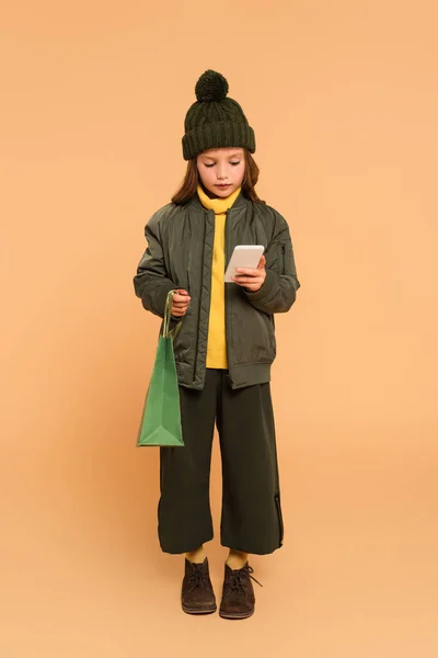 Volledige Weergave Van Meisje Trendy Herfst Outfit Met Boodschappentas Mobiele — Stockfoto