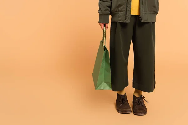 Cropped View Child Suede Boots Holding Shopping Bag Beige — Stock Photo, Image