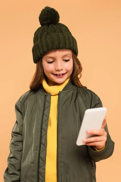 Bambino Sorridente Giacca Elegante Cappello Guardando Telefono Cellulare Isolato Sul — Foto Stock