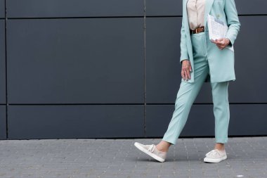 Gazeteyi açık havada tutan kıdemli iş kadını görüntüsü. 