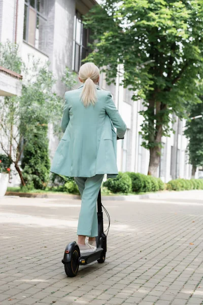 Back View Senior Businesswoman Jazda Skuter Elektryczny Kick — Zdjęcie stockowe