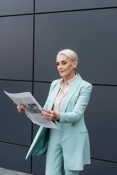 Ältere Geschäftsfrau Liest Nachrichten Der Nähe Von Gebäuden — Stockfoto