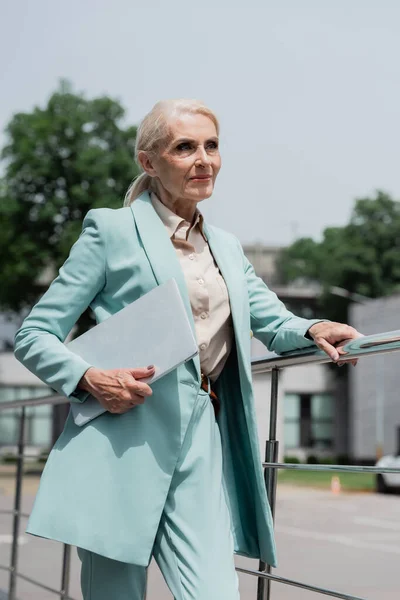 Senior Businesswoman Holding Laptop Railing Outdoors — Stock Photo, Image