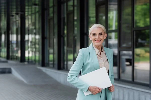 Femme Affaires Âgée Avec Ordinateur Portable Souriant Caméra Près Bâtiment — Photo