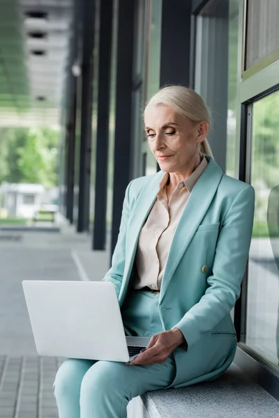 Donna Affari Anziana Abbigliamento Formale Utilizzando Laptop Vicino Edificio All — Foto Stock