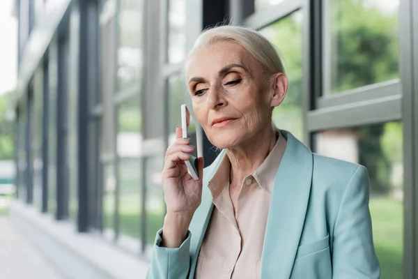 Senior Menedzser Gazdaság Smartphone Közel Fül Szabadban — Stock Fotó