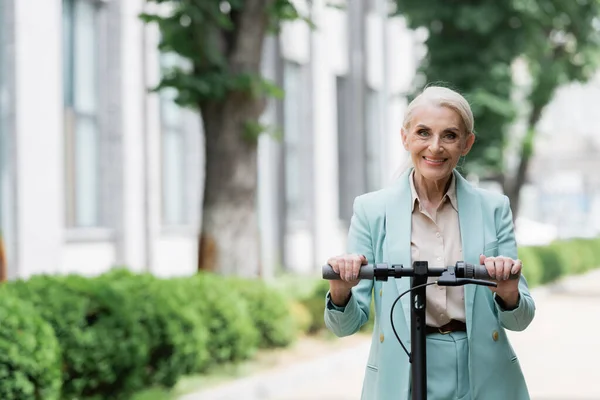 Pengusaha Senior Dengan Scooter Tendangan Listrik Tersenyum Kamera Jalan — Stok Foto