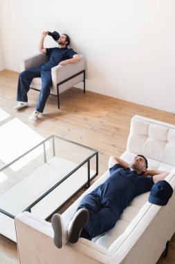Modern oturma odasında dinlenen nakliyecilerin yüksek açılı görüntüsü