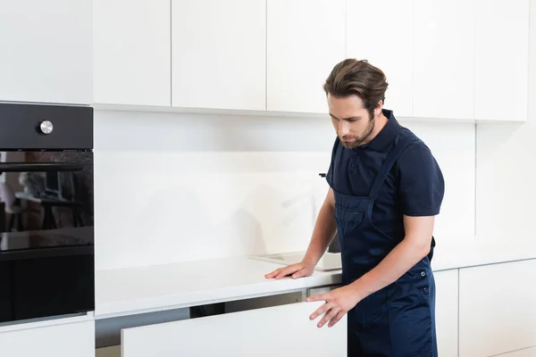 Tamirci Mutfakta Beyaz Modern Mobilya Dolabını Açıyor — Stok fotoğraf