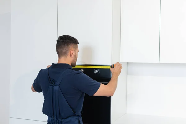 Handwerker Messen Elektrischen Einbauofen Moderner Küche — Stockfoto