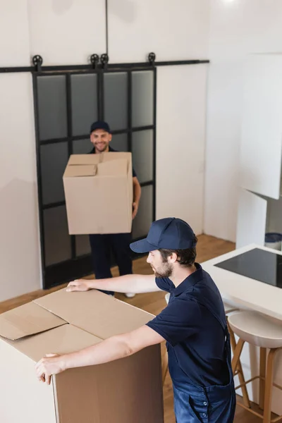 Borrosa Mover Celebración Caja Cartón Cerca Colega Cocina — Foto de Stock