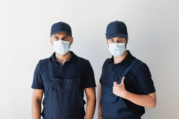 Werklui Overalls Petjes Medische Maskers Kijken Naar Camera Bij Witte — Stockfoto