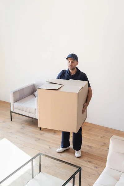 Mover Holding Big Cardboard Box Apartment — Stock Photo, Image