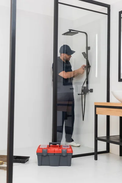 Tukang Ledeng Overalls Memperbaiki Shower Kamar Mandi Dekat Toolbox Dan — Stok Foto