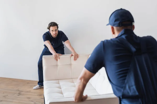 Werklieden Die Samen Met Collega Wazige Voorgrond Witte Sofa Verplaatsen — Stockfoto