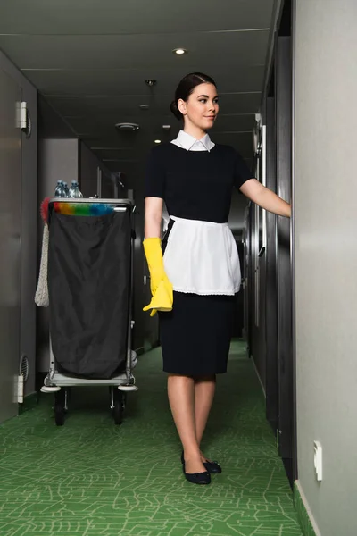 Full Length Young Maid Standing Corridor Hotel — Stock Photo, Image