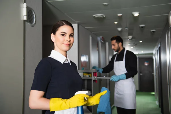 Happy Chambermaid Rubber Gloves Holding Holding Spray Bottle Rag Blurred — Stock Photo, Image