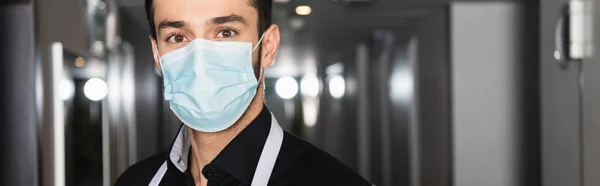 Haushälterin Medizinischer Maske Blickt Kamera Banner — Stockfoto