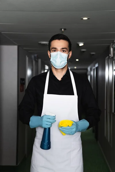 Haushälterin Medizinischer Maske Und Gummihandschuhen Mit Sprühflasche Und Lappen — Stockfoto