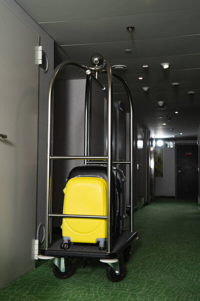 багаж на тележке в холле отеля 