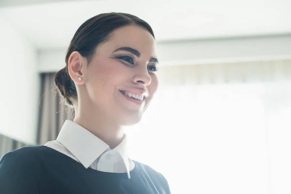 Baixo Ângulo Vista Empregada Feliz Sorrindo Quarto — Fotografia de Stock