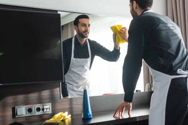 Cheerful Bearded Housekeeper Cleaning Mirror Screen — Stock Photo, Image