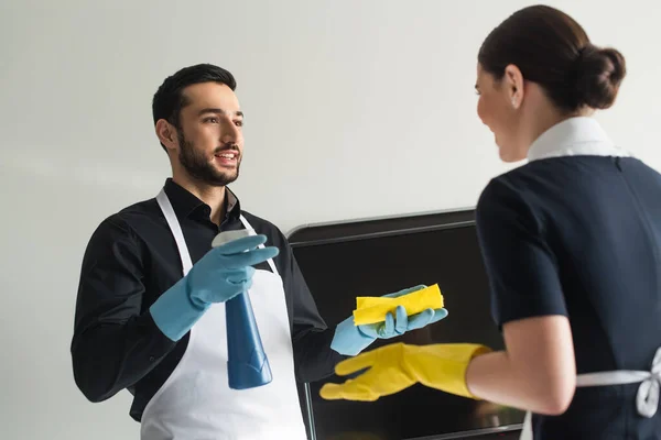 Cheerful Housekeeper Rubber Gloves Talking Blurred Chambermaid — Stock Photo, Image