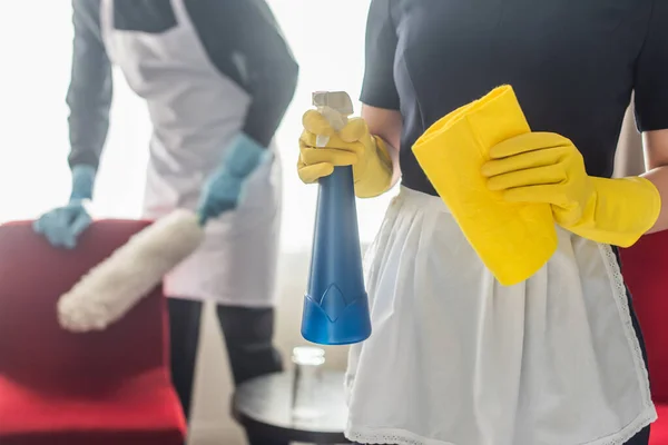 Bijgesneden Beeld Van Kamermeisje Houden Doek Buurt Wazig Collega — Stockfoto