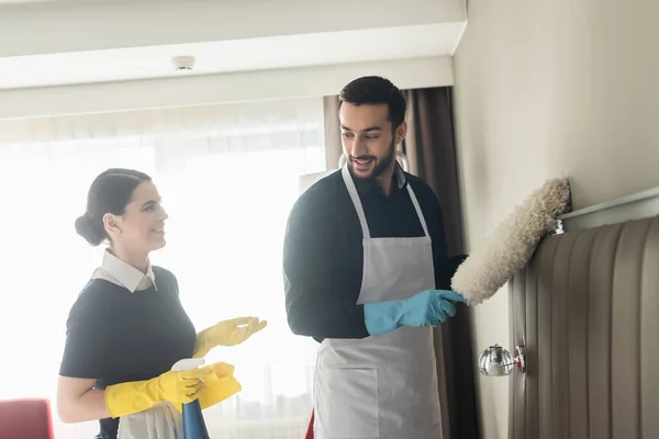 Zufriedene Haushälterinnen Die Sich Beim Putzen Und Hotelzimmer Anschauen — Stockfoto