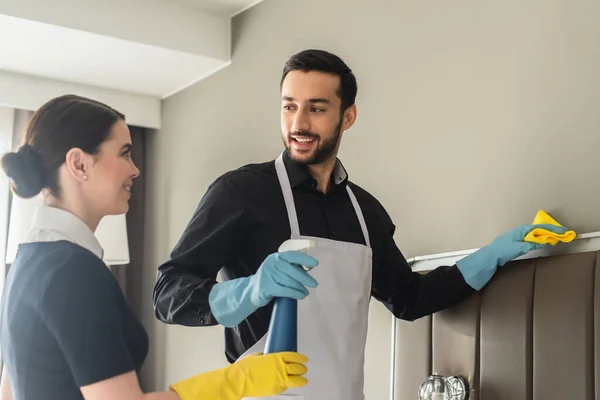 Neşeli Temizlikçiler Birbirlerine Bakarken Temizlik Malzemeleri Otel Odasını Temizliyorlar — Stok fotoğraf